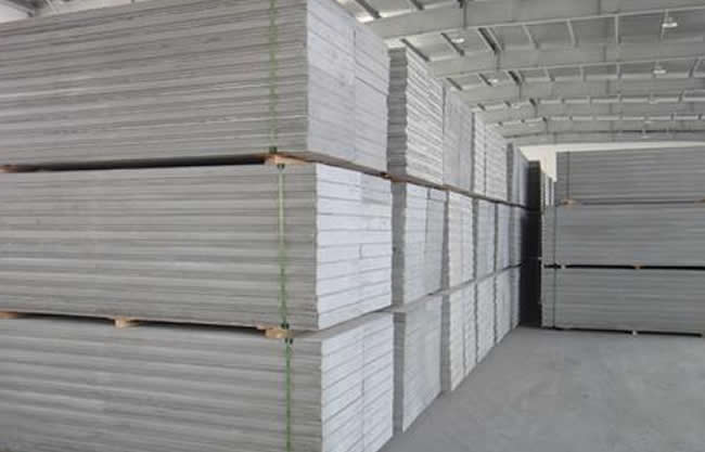 輕質隔墻板的養護作業